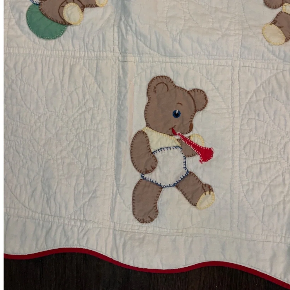 Vintage Handmade Teddy Bear Applique Baby Quilt Scalloped Red Border 42x52